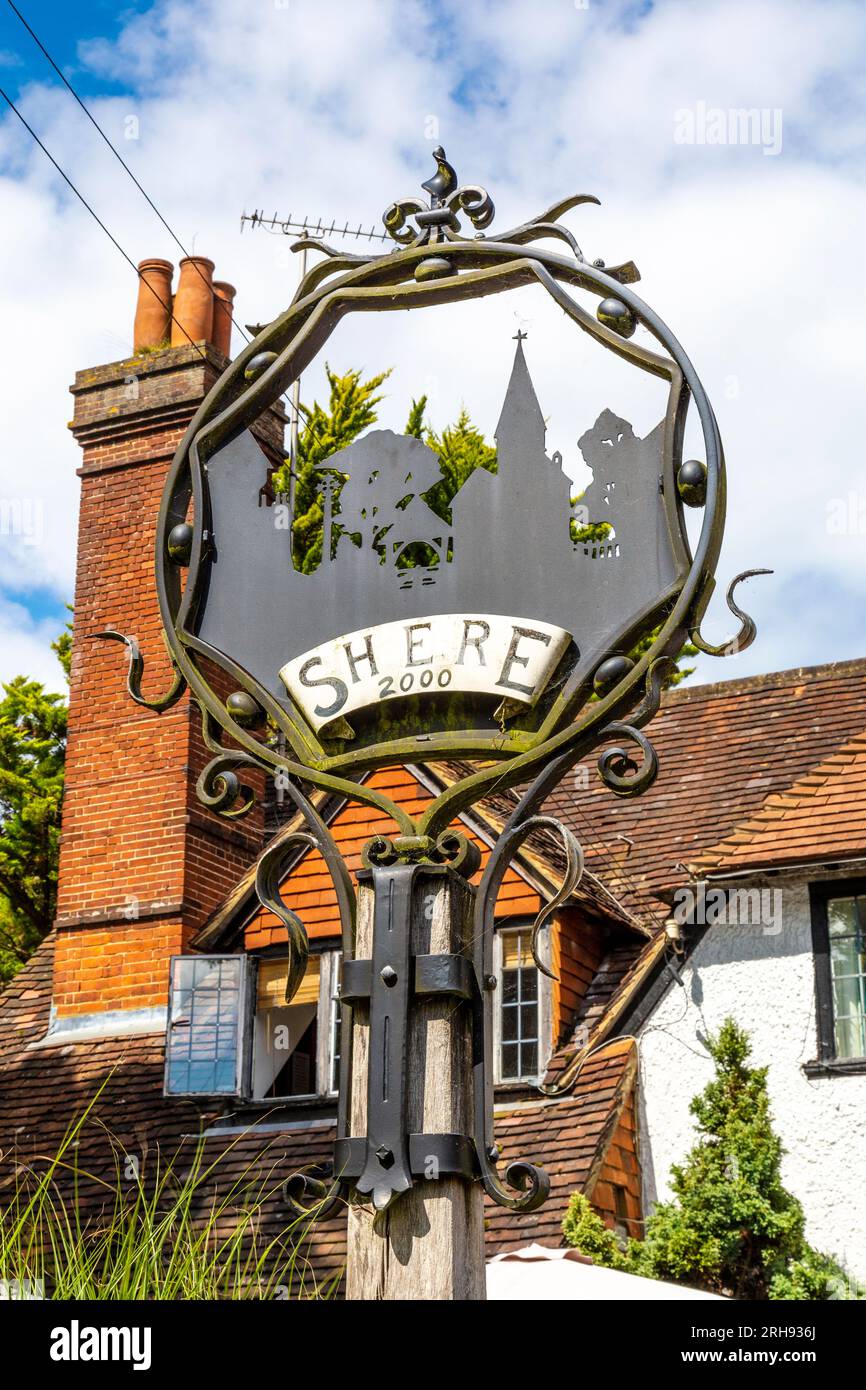 Cartello del villaggio per Shere Village, Surrey, Inghilterra Foto Stock