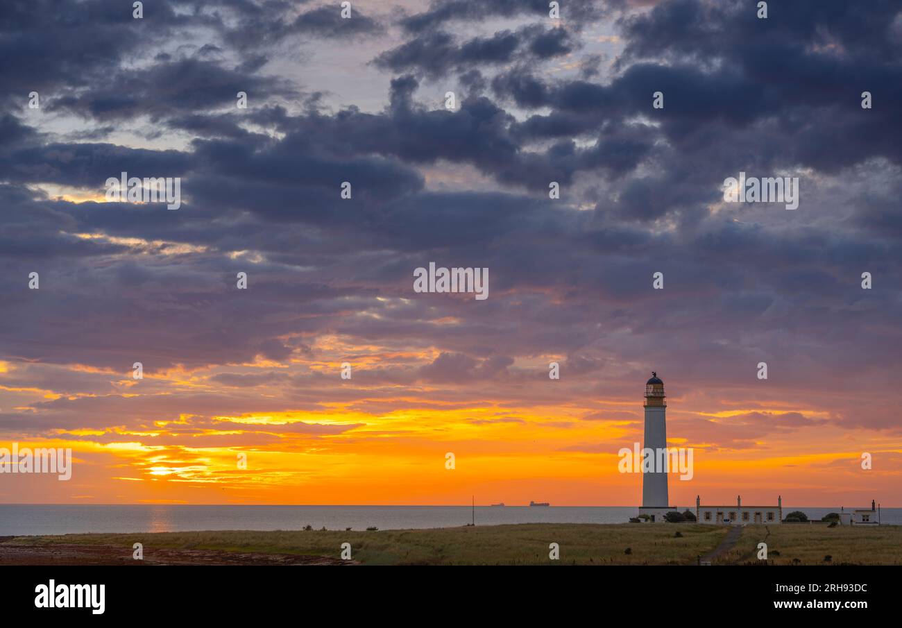 Dunbar, Regno Unito. 14 agosto 2023 Regno Unito Meteo, alba Fist light all'alba e il sole sorge dietro il faro di Barns Ness, vicino a Dunbar, East Lothian, Scozia. Il faro di Barns Ness si trova a 3,1 miglia (5 km) da Dunbar ed è stato costruito dagli ingegneri e dai fratelli David A. Stevenson e Charles Alexander Stevenson, [1] cugini dello scrittore Robert Louis Stevenson, tra il 1899 e il 1901 il faro è stato gestito da un guardiano del faro fino al 1986, quando è stato quando è stato elettrificato. Picture Phil Wilkinson / Alamy Live News Foto Stock