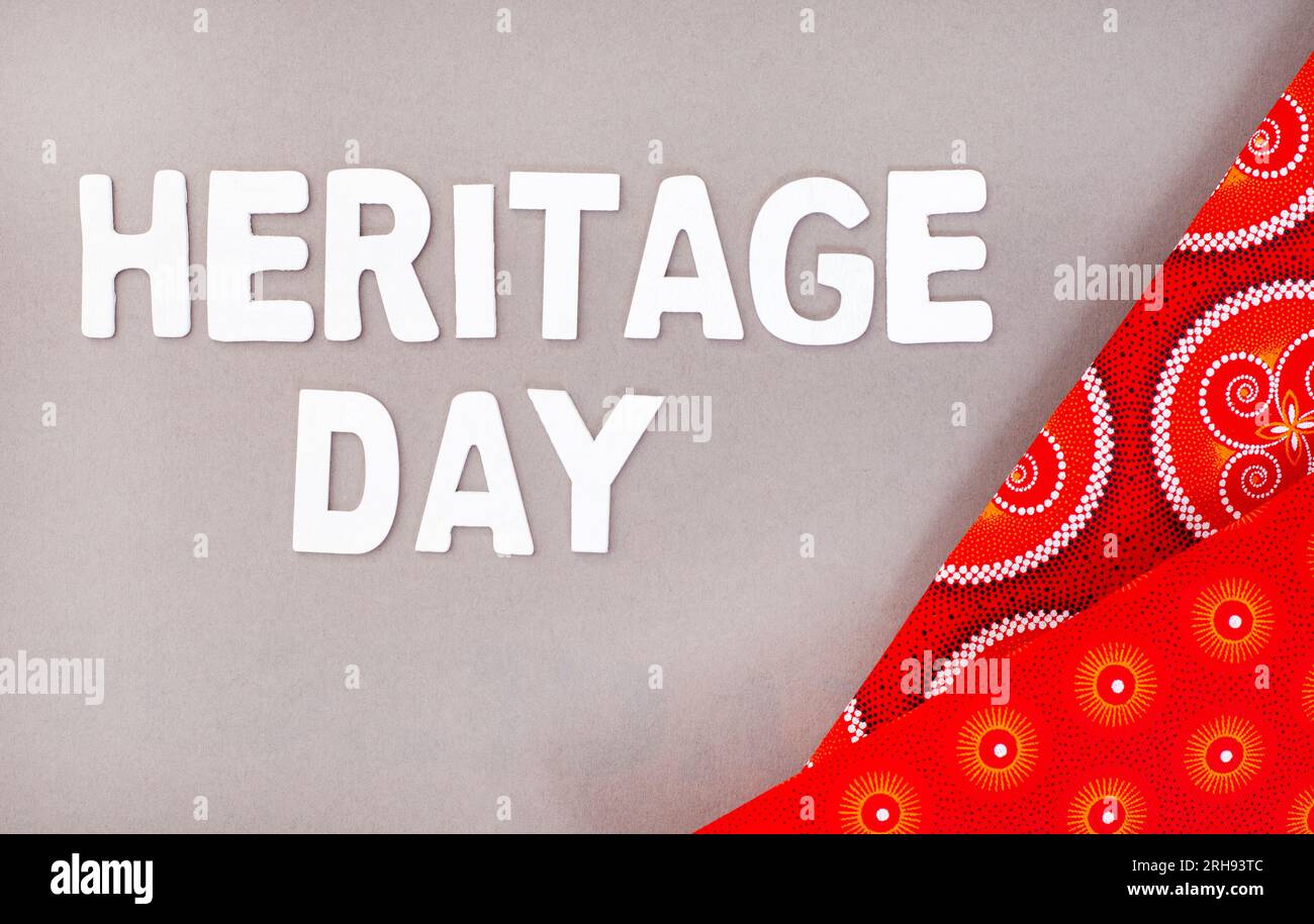 Heritage Day Sudafrica. Heritage Day scritto in lettere bianche con iconico tessuto stampato sudafricano Foto Stock