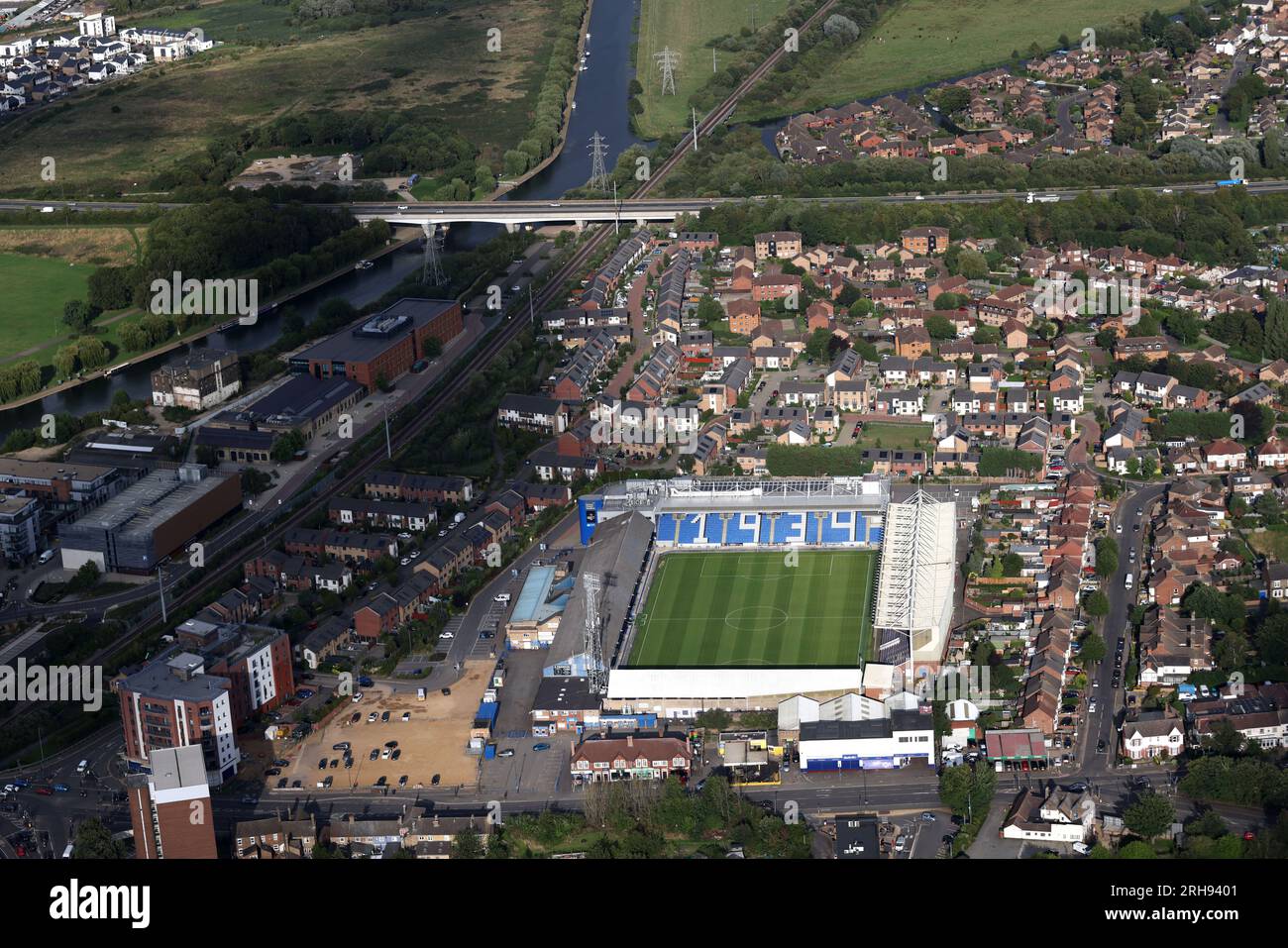 Una vista aerea del campo di calcio Peterborough United, il Weston Homes Stadium, su London Road, Peterborough, Cambridgeshire, il 7 agosto, 2023 Foto Stock