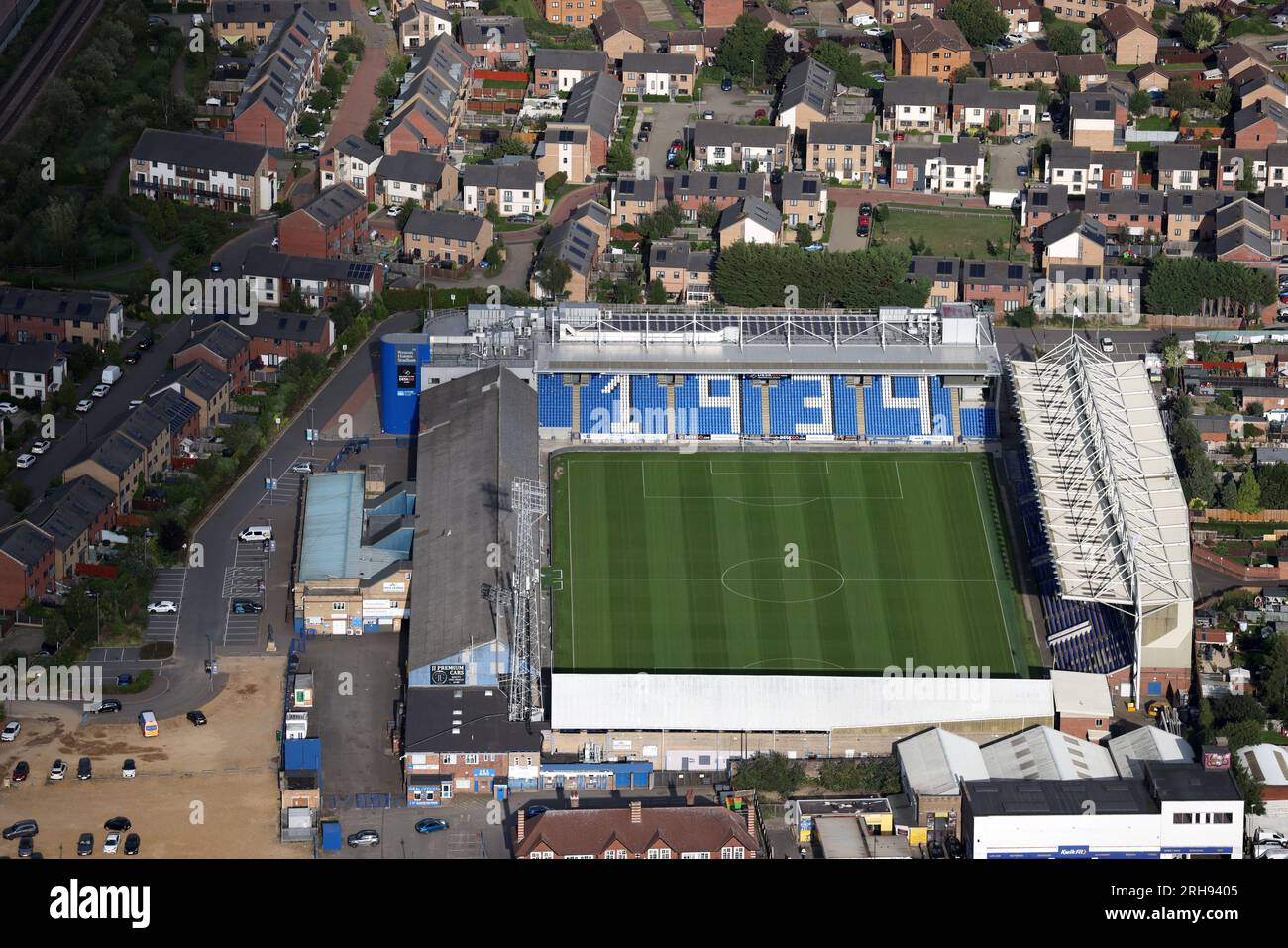 Una vista aerea del campo di calcio Peterborough United, il Weston Homes Stadium, su London Road, Peterborough, Cambridgeshire, il 7 agosto, 2023 Foto Stock