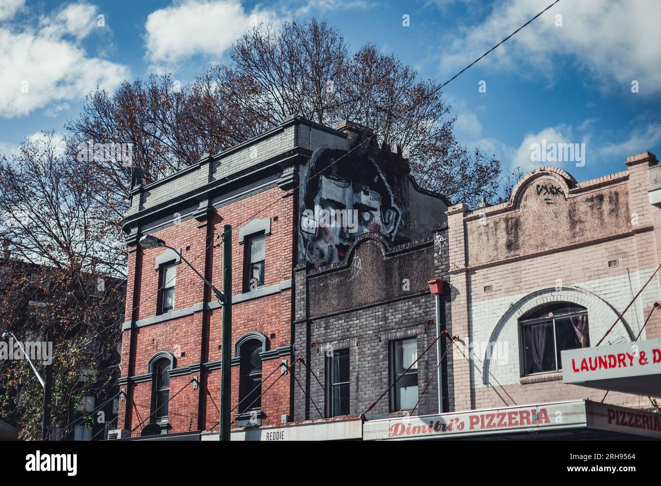 Un edificio lungo Surry Hills, Sydney con graffiti all'ultimo piano. Foto Stock