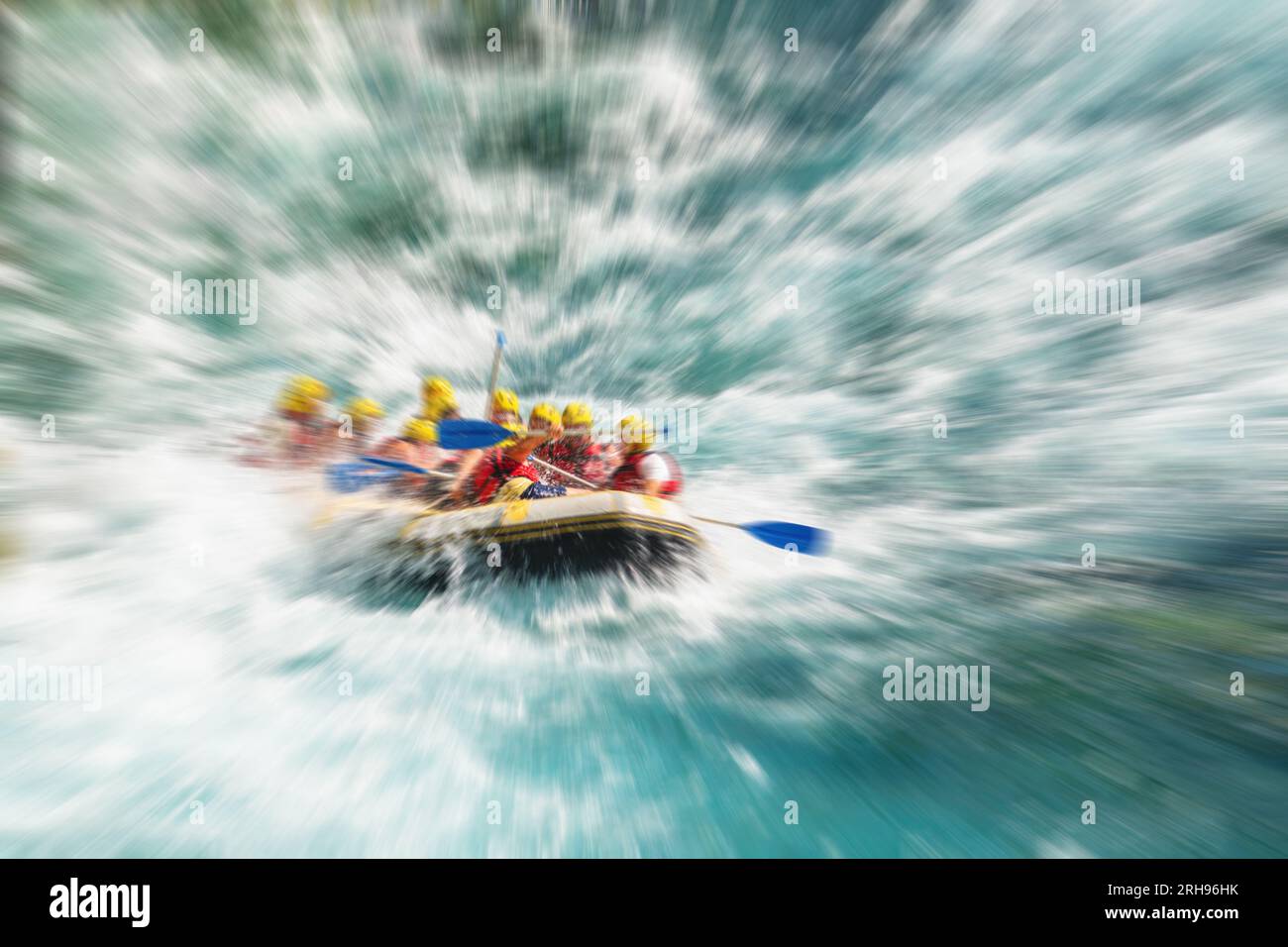 Rafting su una grande barca da rafting sul fiume nel canyon di Antalya Koprulu Foto Stock