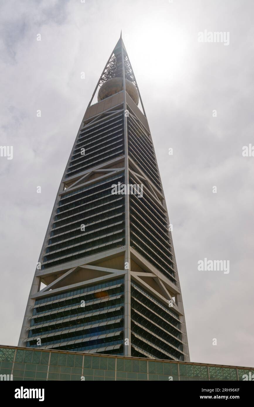 La Torre al Faisaliyah, vista dal basso, un grattacielo commerciale e complesso ad uso misto situato nel distretto di al-Olaya di Riyadh, in Arabia Saudita. Foto Stock