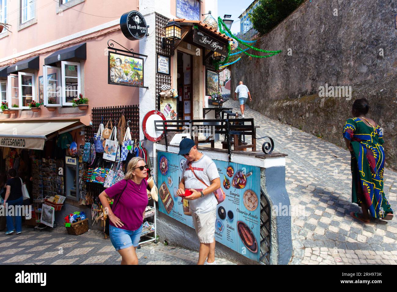 Sintra, Portogallo, 29 luglio 2023: I turisti camminano per le strade del centro storico di Sintra. Negozi di souvenir Foto Stock