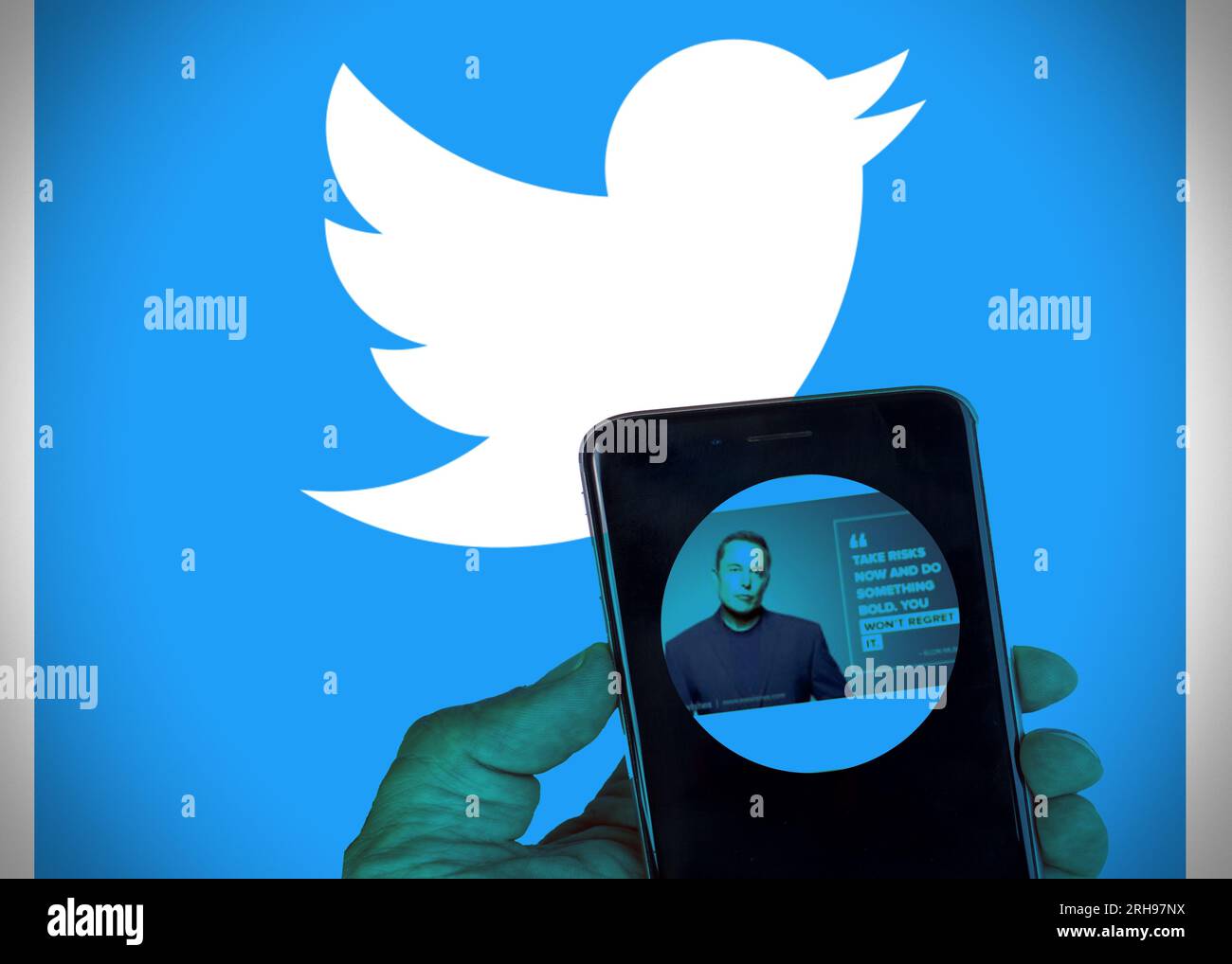 15 agosto 2023, Firenze, Italia . Logo Twitter sullo smartphone e Elon Musk sullo sfondo. Elon Musk entra a far parte del Consiglio di amministrazione di Twitter. Foto Stock