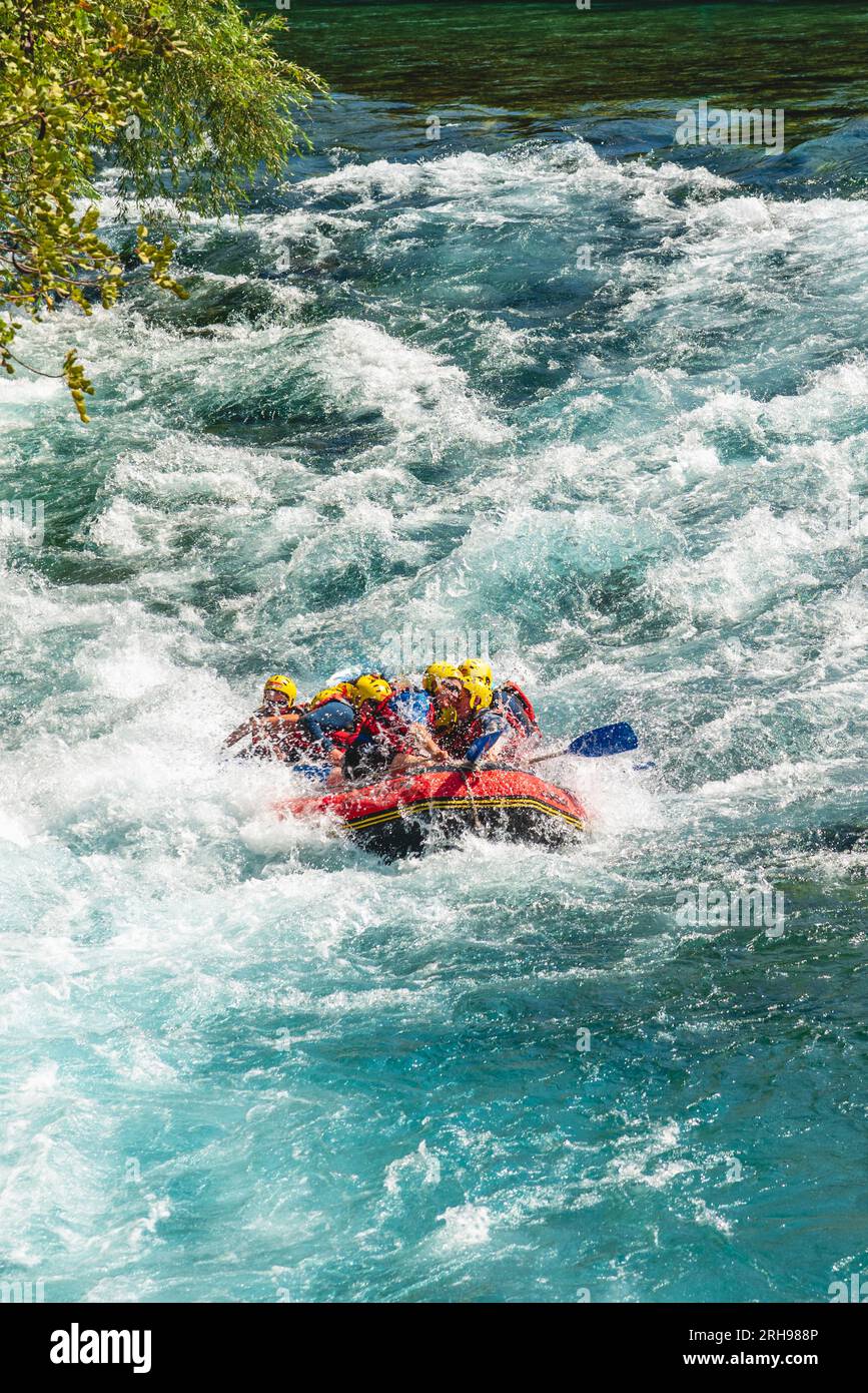 Rafting su una grande barca da rafting sul fiume nel canyon di Antalya Koprulu Foto Stock