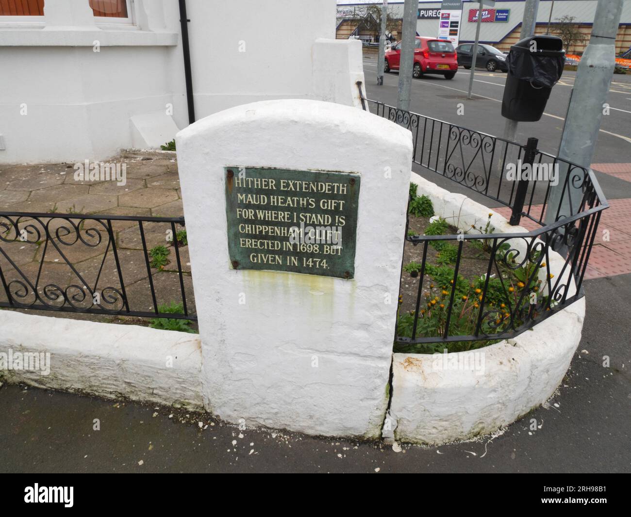 Piastra in ghisa a Langley Road, Chippenham, Wiltshire, per commemorare la dotazione di Maud Heath di una strada rialzata tra Bremhill e Chippenham nel 1474. Foto Stock