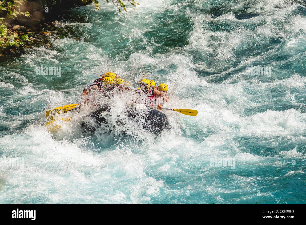 Rafting su una grande barca da rafting sul fiume nel canyon di Antalya Koprulu Foto Stock