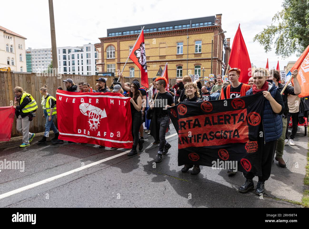 Dimostrazione gegen die AfD a Magdeburgo, während des Bundesparteitages 2023, organisiert vom Bündis gegen Rassismus und den Omas gegen Rechts Foto Stock