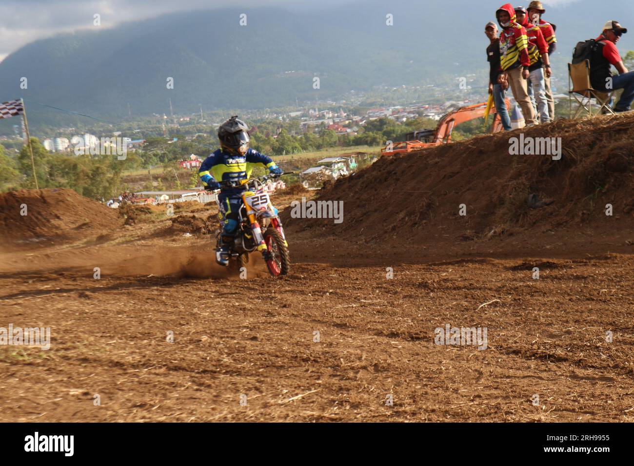 Lo stile e l'azione dei motociclisti e l'entusiasmo degli spettatori che affollano il circuito Foto Stock