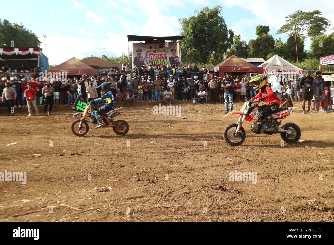 Lo stile e l'azione dei motociclisti e l'entusiasmo degli spettatori che affollano il circuito Foto Stock