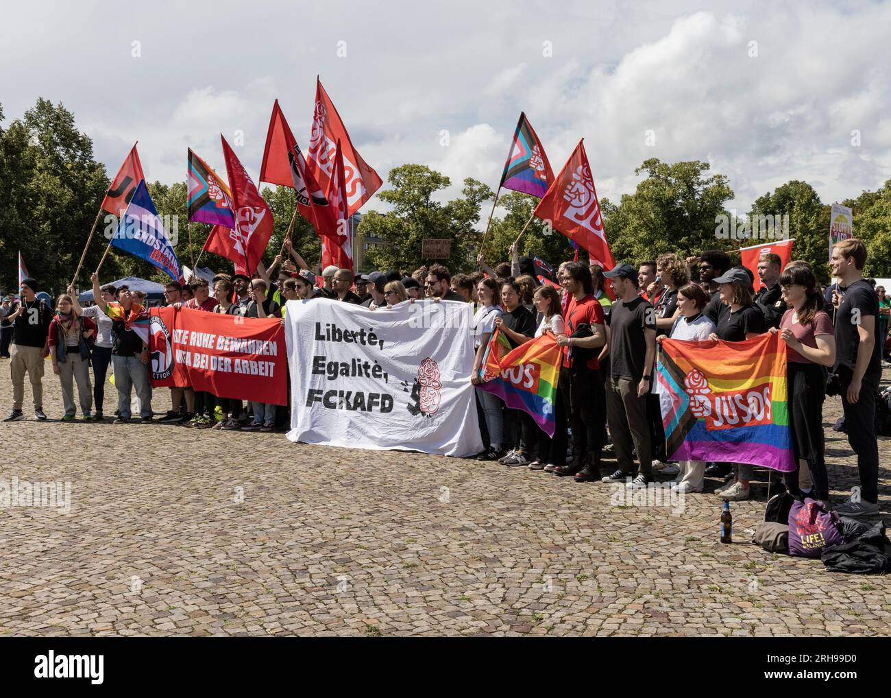 Dimostrazione gegen die AfD a Magdeburgo, während des Bundesparteitages 2023, organisiert vom Bündis gegen Rassismus und den Omas gegen Rechts Foto Stock