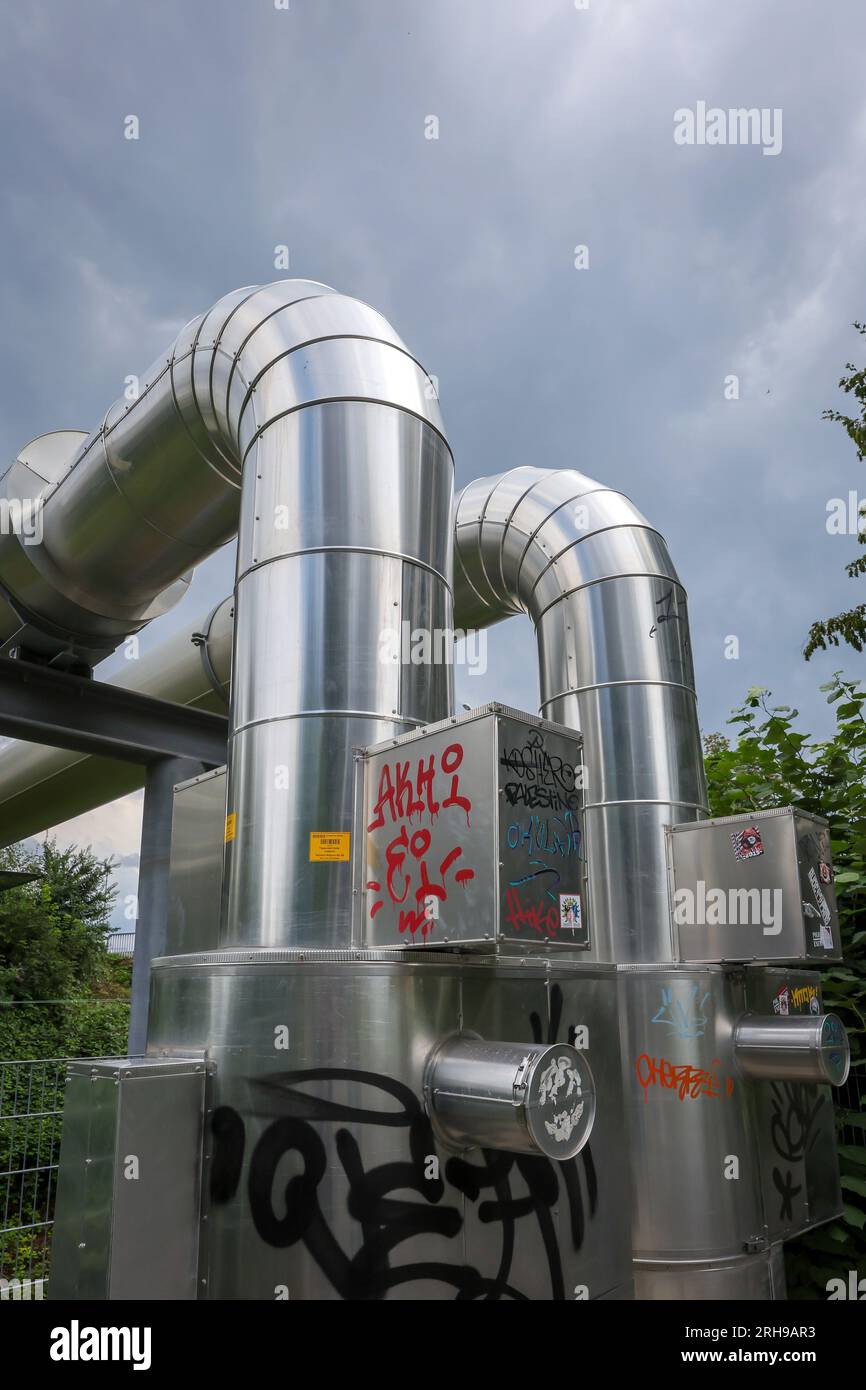 Essen, Renania settentrionale-Vestfalia, Germania - gasdotto per teleriscaldamento nel distretto di Rüttenscheid. Il progetto Osttrasse attraversa i binari ferroviari sopra la g Foto Stock