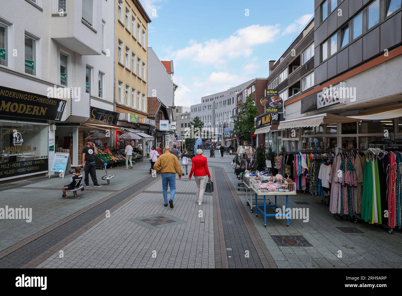 Bottrop, Renania settentrionale-Vestfalia, Germania - poche persone fuori e fuori nel centro della città, in Hochstrasse, la strada principale dello shopping nella zona pedonale di zon Foto Stock