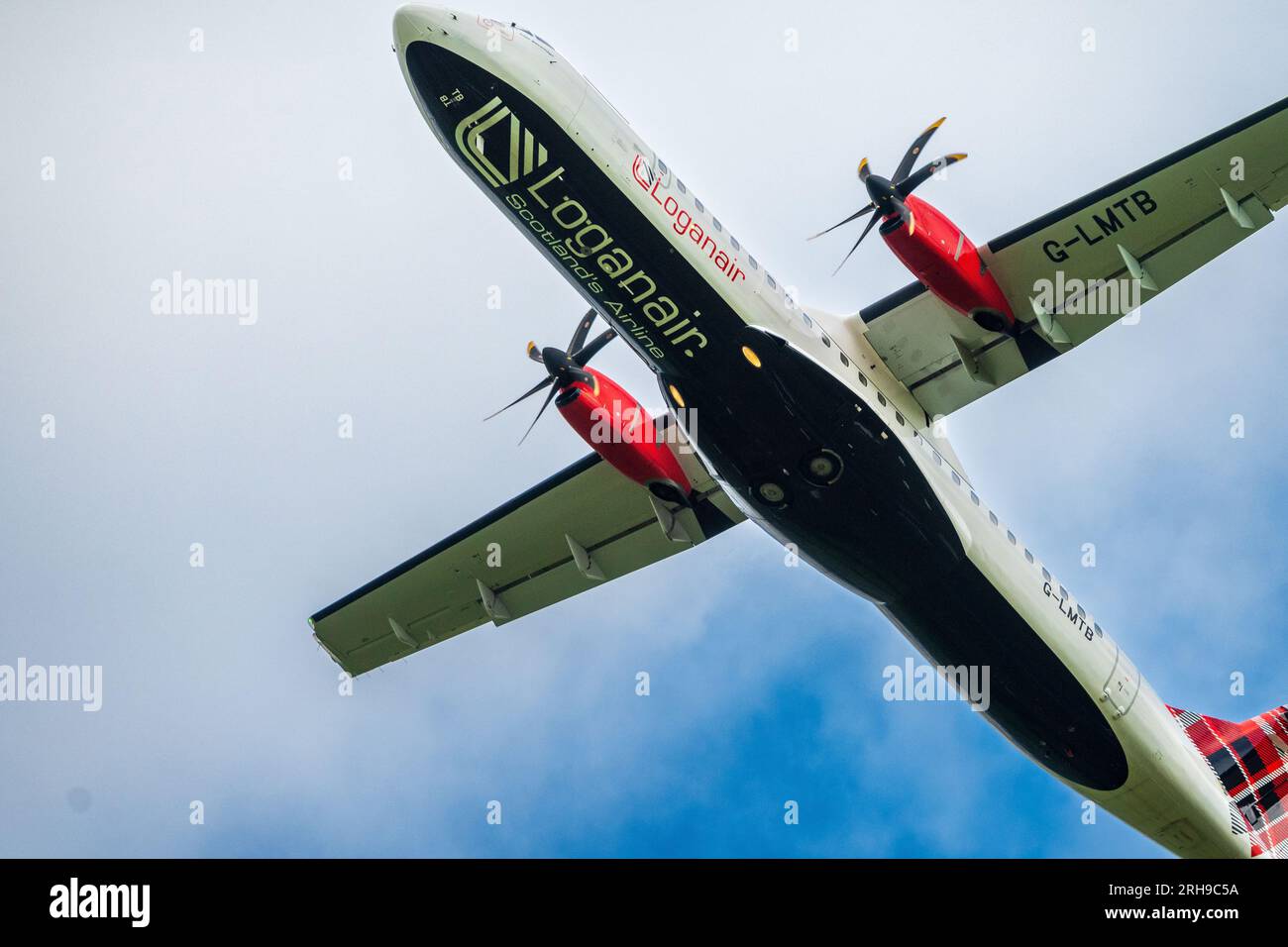 Il Loganir ATR-72-600 a doppio turboelica decolla. Foto Stock