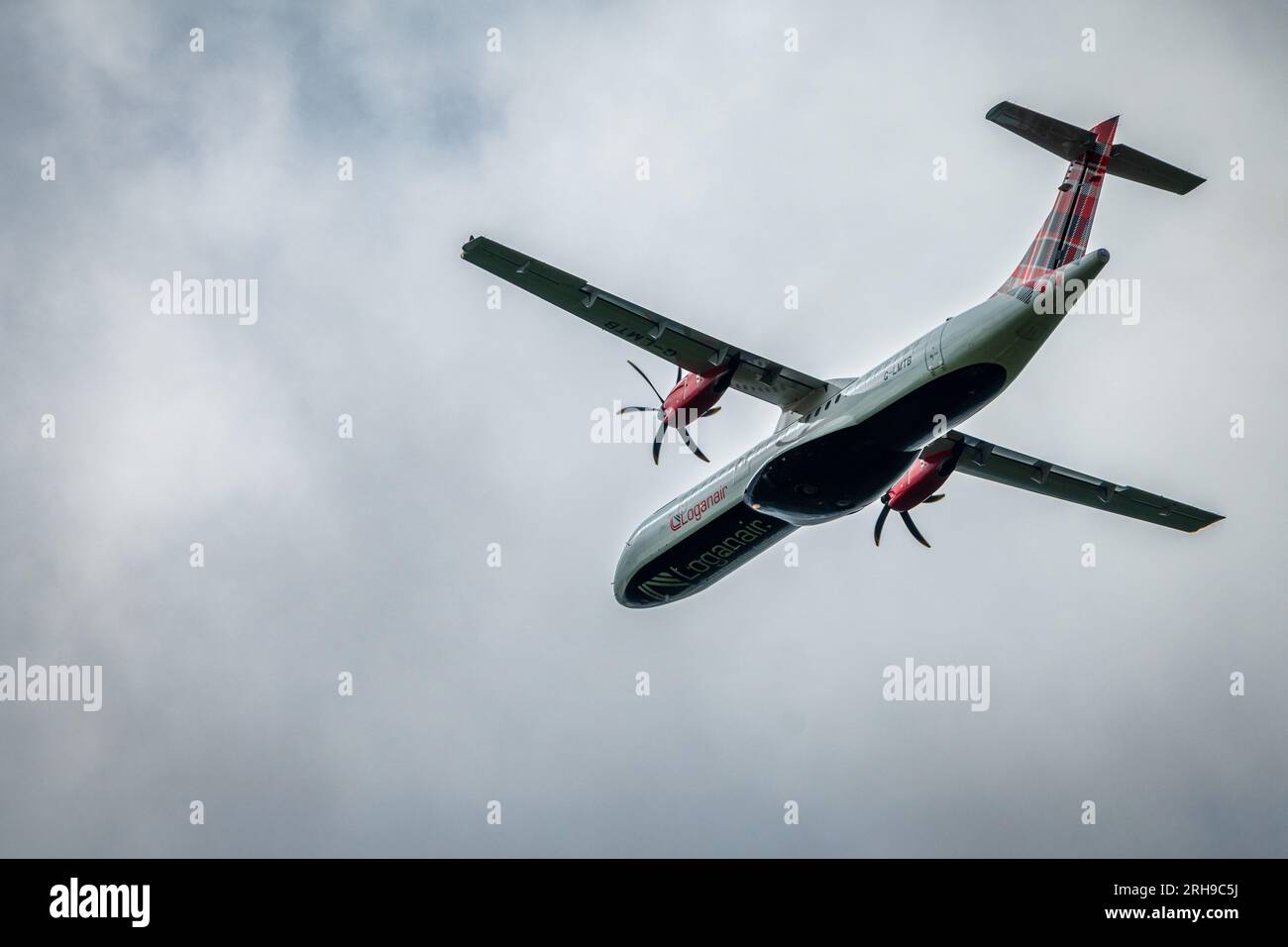 Il Loganir ATR-72-600 a doppio turboelica decolla. Foto Stock