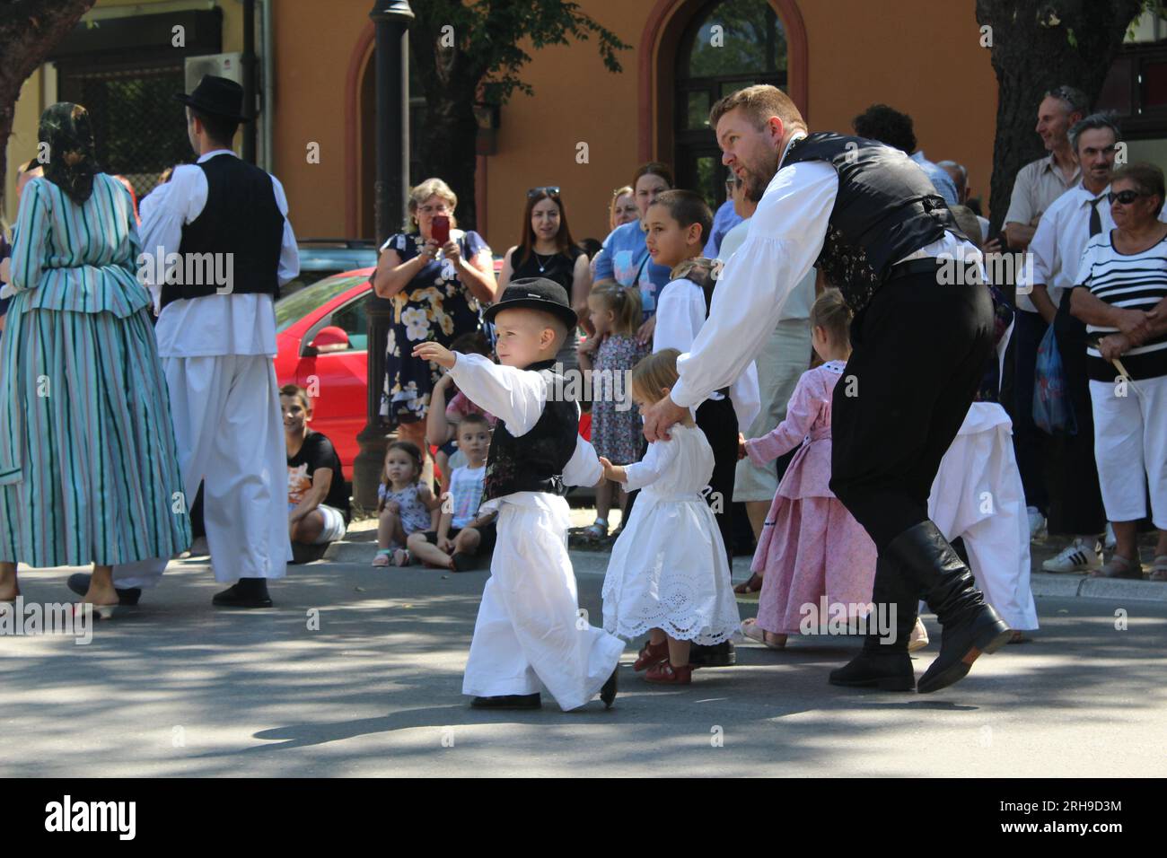 Bambino e ragazzo in costume nazionale Foto Stock