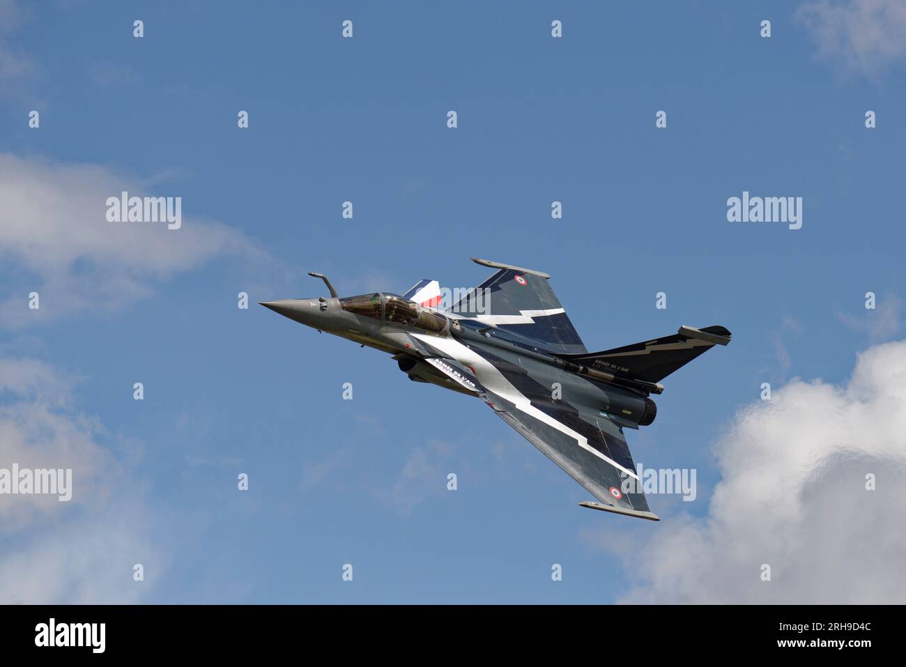 Il jet da caccia multiruolo Rafale dell'Air & Space Force francese parte da RAF Fairford nel sud dell'Inghilterra dopo aver partecipato al RIAT Foto Stock