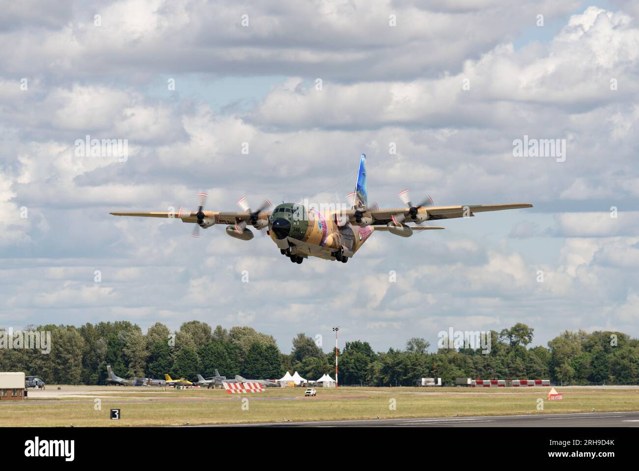 Il Royal Jordanian Falcons Support Aircraft, un Lockheed C-130 Hercules che mostra alcune splendide opere d'arte della coda, parte dalla RAF Fairford nel sud dell'Inghilterra Foto Stock