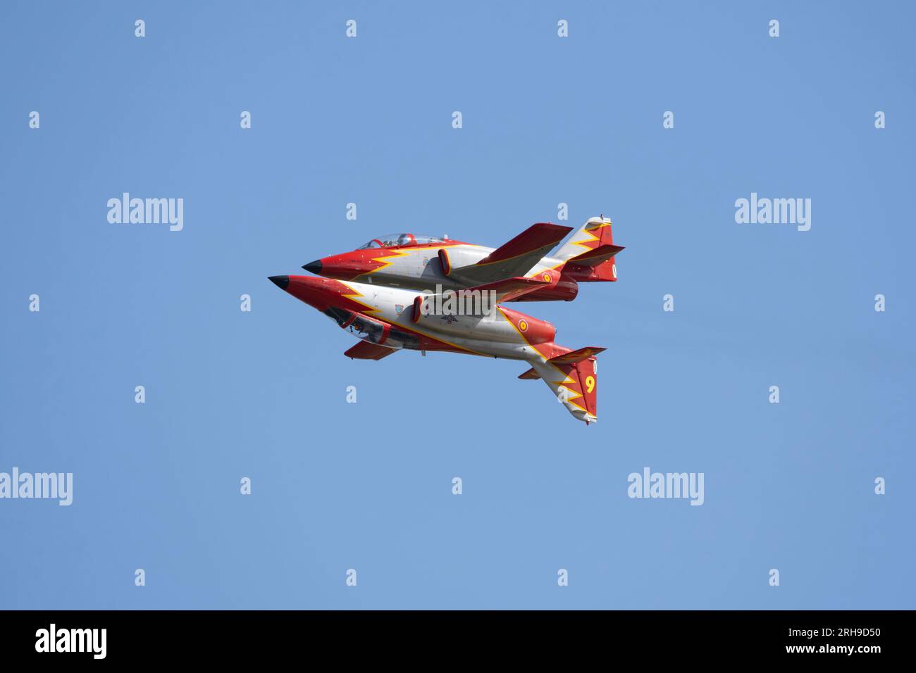Due addestratori a reazione Casa C-101 Aviojet della Spanish Air Force Patrulla Aguila Aerobatic display Team in formazione molto ravvicinata al RIAT Foto Stock