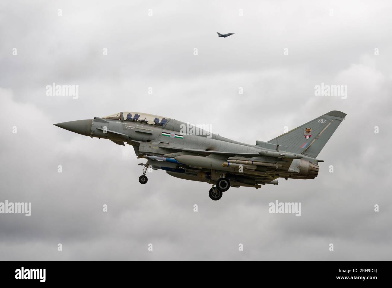 RAF Typhoon Fighter Jet Aircraft ZK383 arriva a RAF Fairford per partecipare al Royal International Air Tattoo tenutosi nel Gloucestershire Foto Stock