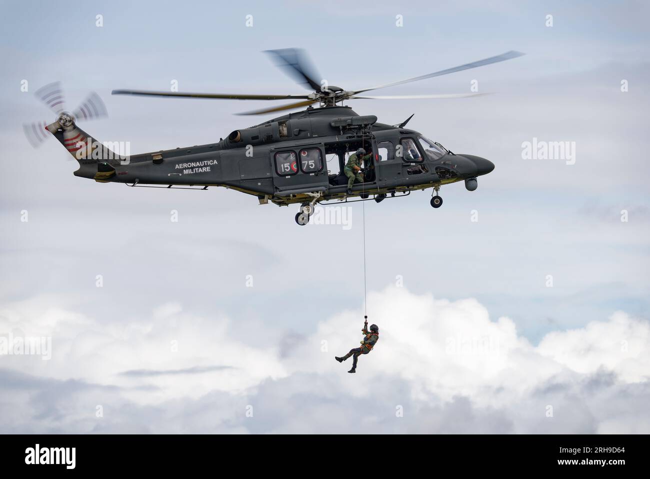 L'Aeronautica militare Leonardo HH-139B Search and Rescue Helicopter 1575 esegue un'operazione dimostrativa SAR presso il Royal International Air Tattoo Foto Stock