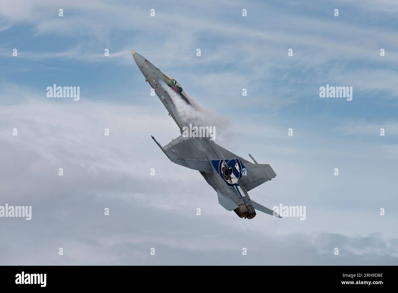 Il Boeing / McDonnell Douglas F/A-18C Hornet Multirole Fighter dell'11 Squadron Finnish Air Force mette in mostra un superbo volo al RIAT Foto Stock