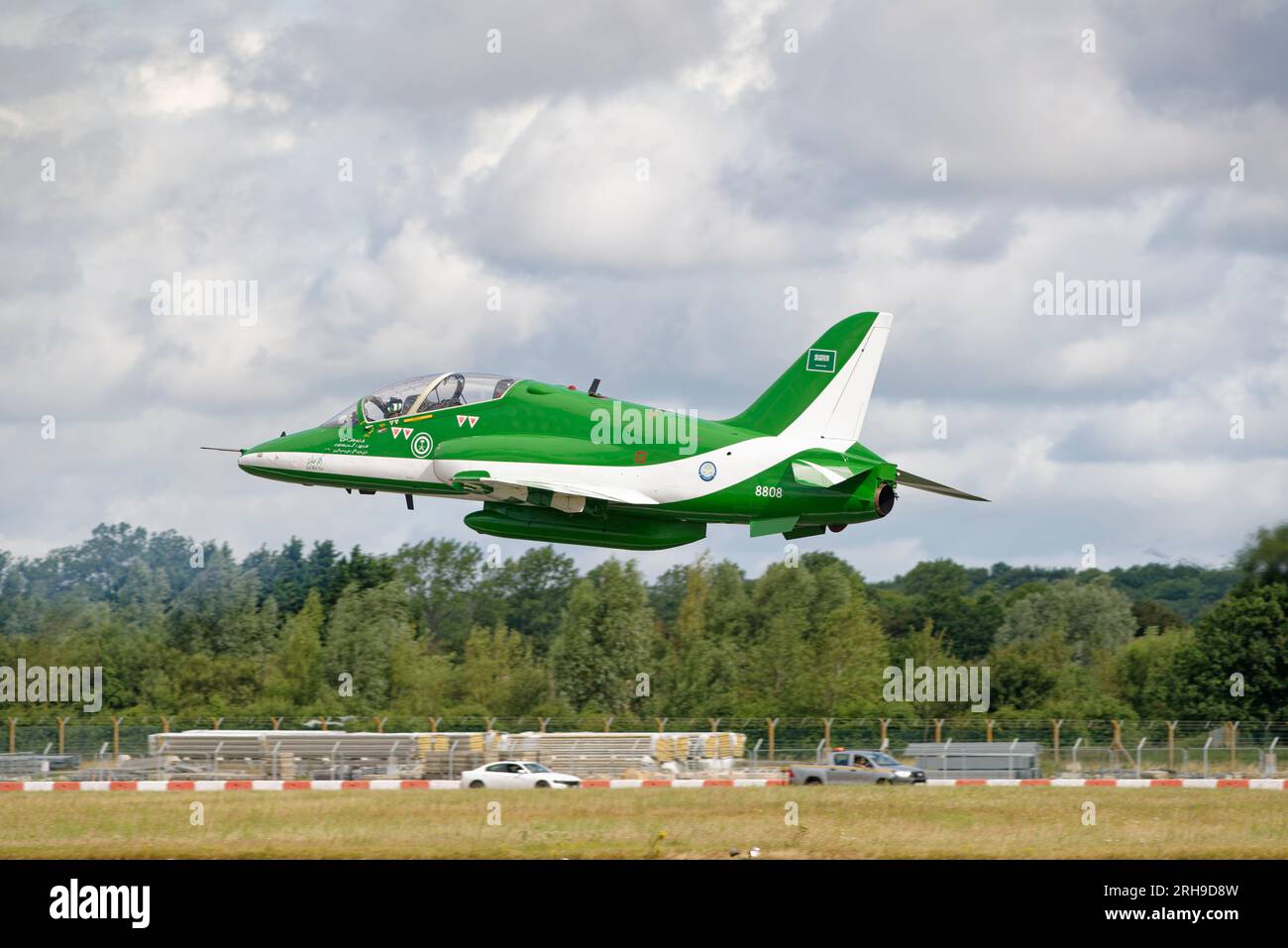British Aerospace Hawk Mk65 Military Jet Trainer 8808 della Royal Saudi Air Force Aerobatic display Team i Saudi Hawks partono dalla RAF Fairford Foto Stock
