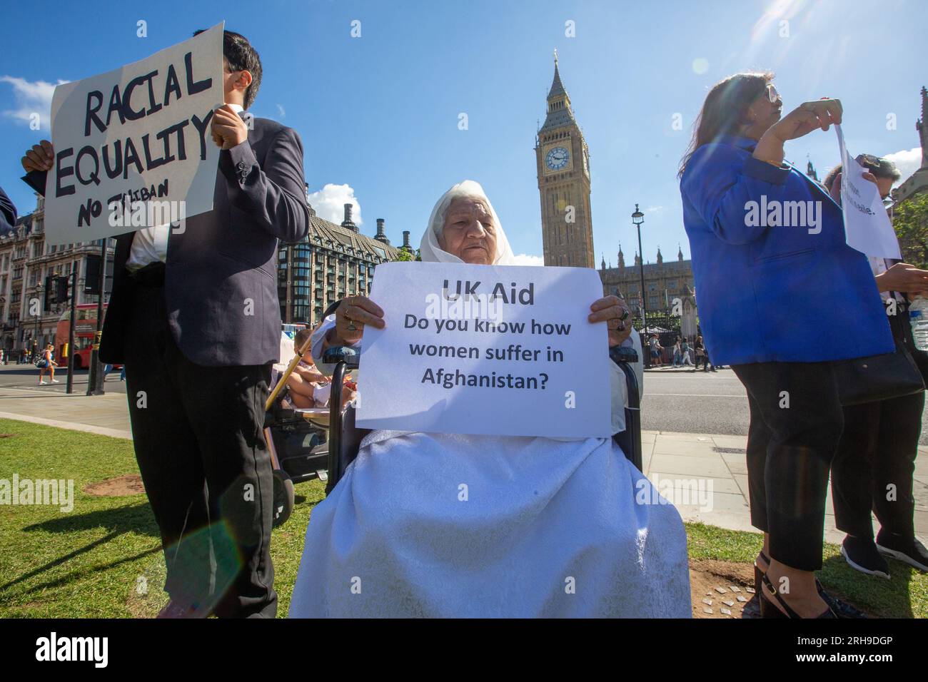 Londra, Regno Unito. 15 agosto 2023. Gli attivisti dell'Associazione dell'Afghanistan e dell'Asia centrale organizzano una protesta in Piazza del Parlamento da a due anni dall'acquisizione dei talebani in Afghanistan.Credit: Tayfun salci / Alamy Live News Foto Stock