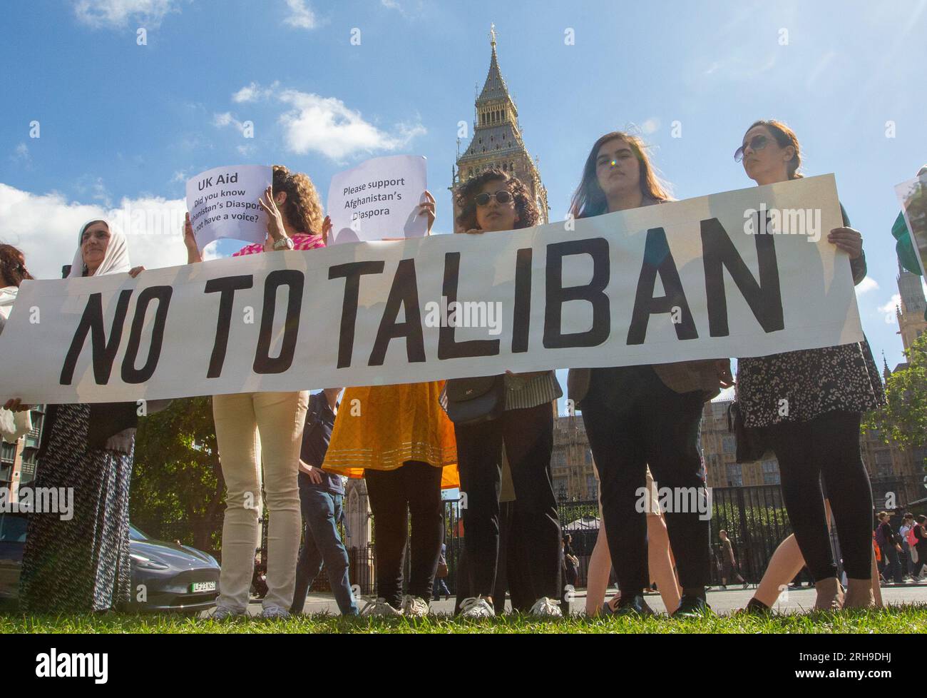 Londra, Regno Unito. 15 agosto 2023. Gli attivisti dell'Associazione dell'Afghanistan e dell'Asia centrale organizzano una protesta in Piazza del Parlamento da a due anni dall'acquisizione dei talebani in Afghanistan.Credit: Tayfun salci / Alamy Live News Foto Stock