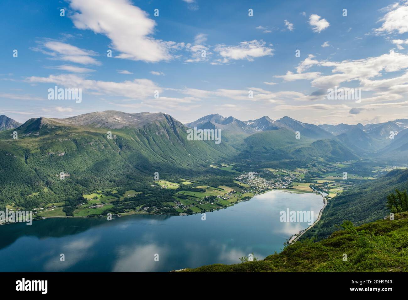 Alta vista del fiordo norvegese Isfjorden e delle montagne dal monte Nesaksla. Andalsnes, Møre og Romsdal, Norvegia, Scandinavia, Europa Foto Stock