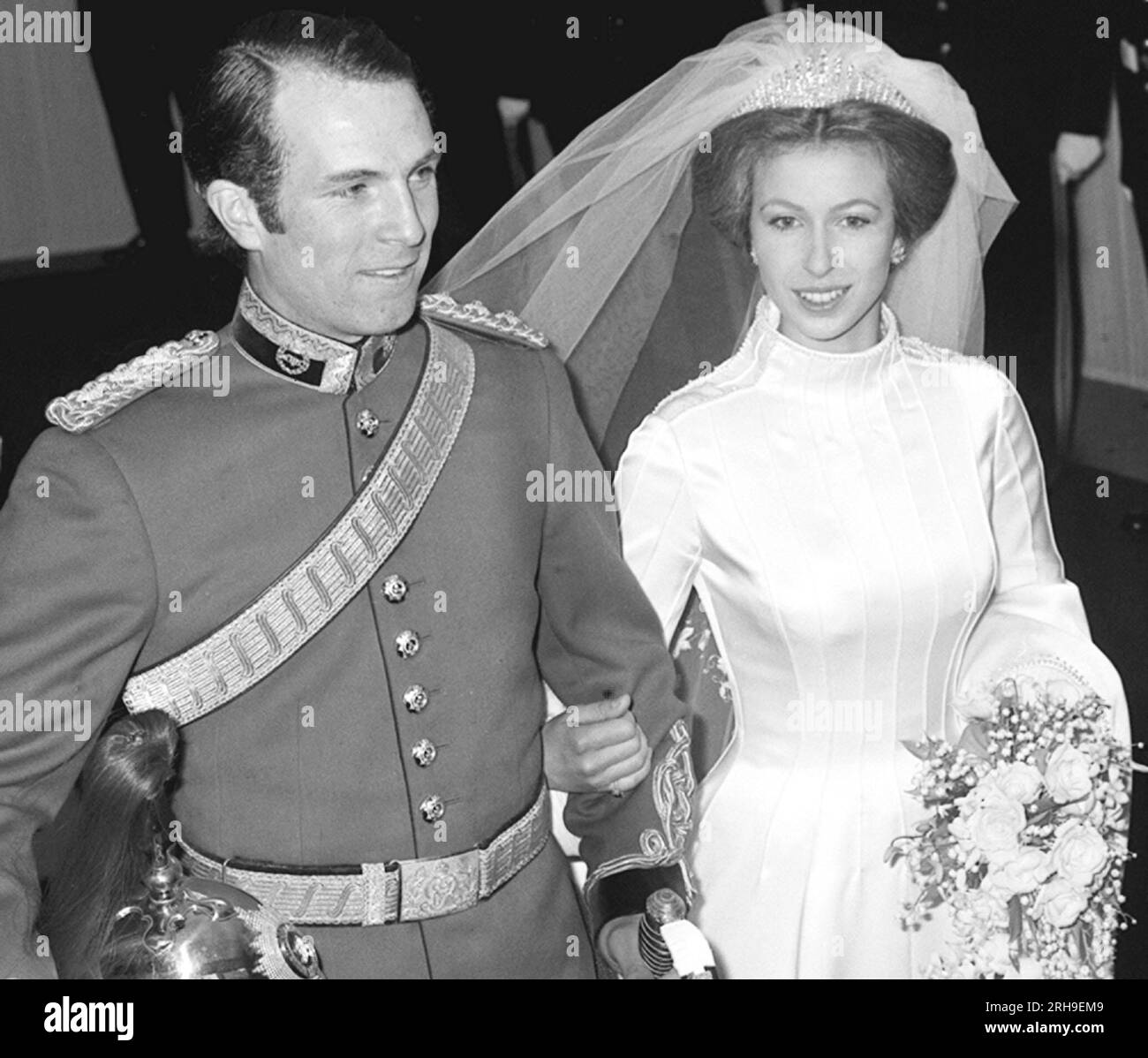 Foto datata 14/11/73 della principessa reale e del capitano Mark Phillips lasciano l'Abbazia di Westminster dopo il loro matrimonio nel 1973. La famiglia reale ha augurato alla Principessa reale un felice compleanno, condividendo un'istantanea dietro le quinte del re con sua sorella il giorno dell'incoronazione. Data di emissione: Martedì 15 agosto 2023. Foto Stock