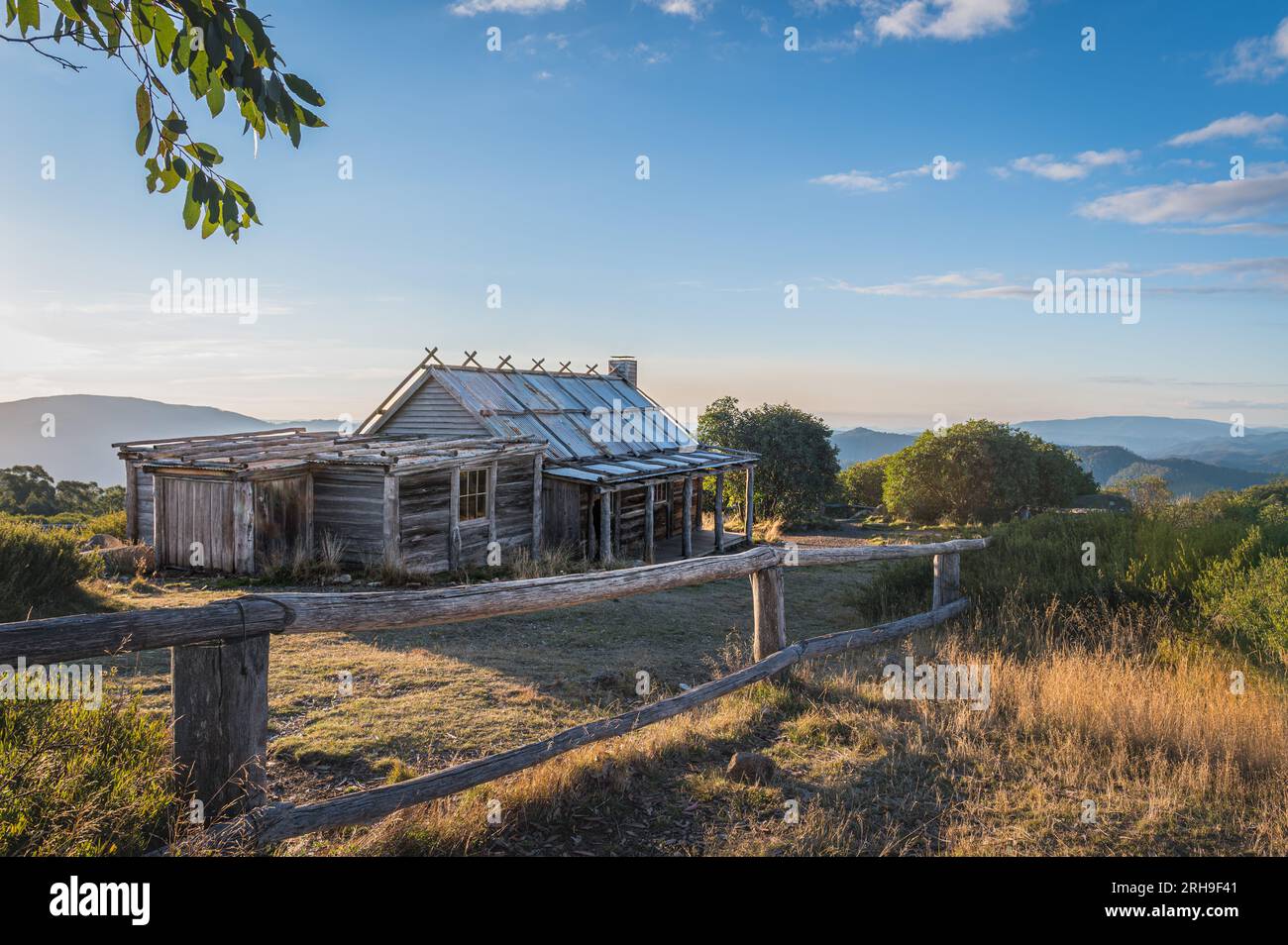 Craig's Hut sul Monte Sterling è il sito del film australiano "The Man from Snowy River" ambientato sulle Snowy Mountains a Victoria, Australia. Foto Stock