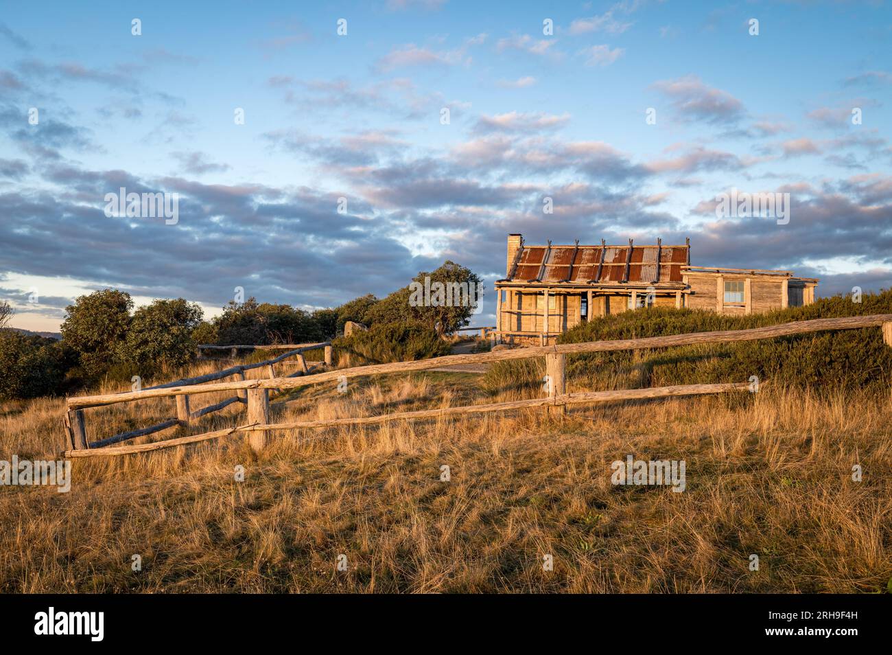 Craig's Hut sul Monte Sterling è il sito del film australiano "The Man from Snowy River" ambientato sulle Snowy Mountains a Victoria, Australia. Foto Stock