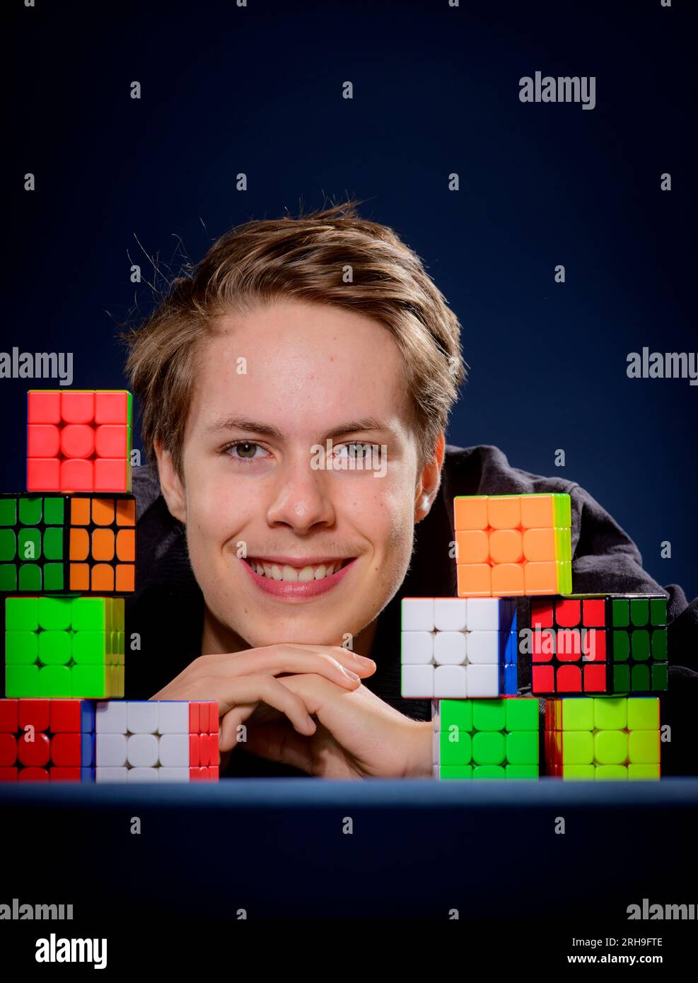 Chris Mills, vincitore del campionato mondiale di cubo di Rubik, nella sua casa nell'East Sussex, Regno Unito. nel 2020. SOLO EDITORIALE immagine di Jim Holden Foto Stock