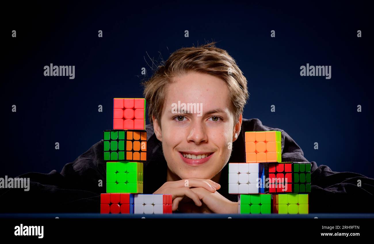 Chris Mills, vincitore del campionato mondiale di cubo di Rubik, nella sua casa nell'East Sussex, Regno Unito. nel 2020. SOLO EDITORIALE immagine di Jim Holden Foto Stock