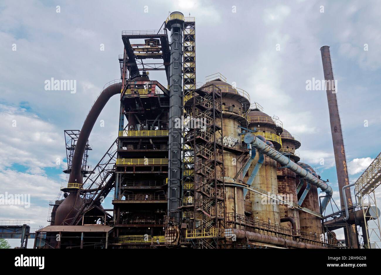 OSTRAVA, REPUBBLICA CECA - 5 AGOSTO 2013: Vecchie pipe arrugginite nella regione di Ostrava Dolni-Vitkovice Foto Stock