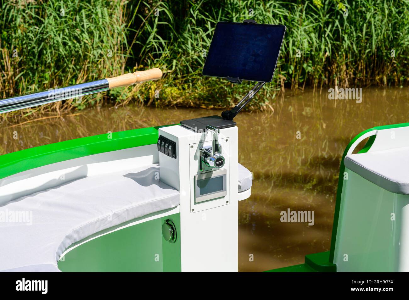 Timone di un nuovo narrowboat elettrico con iPad utilizzato per controllare una serie di funzioni dell'imbarcazione. Foto Stock