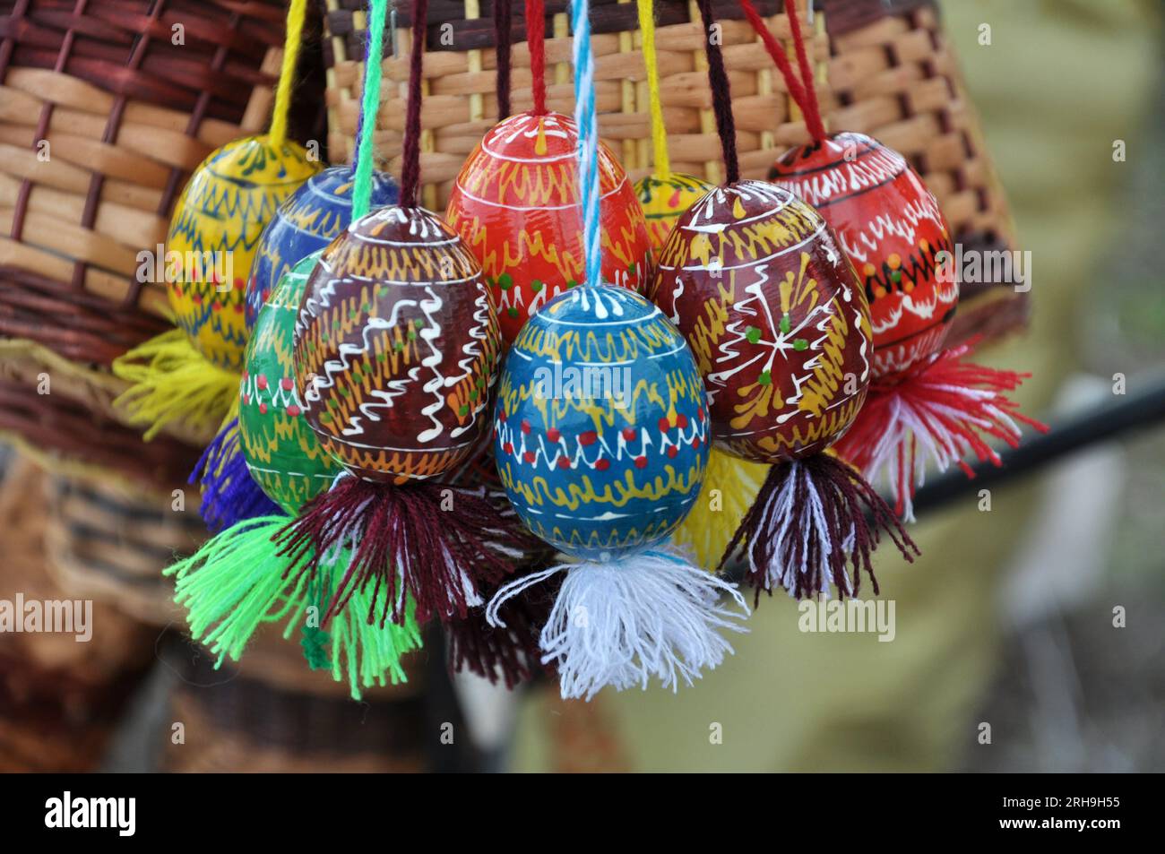 Composizione di uova di Pasqua decorative dipinte in stile ucraino Foto Stock