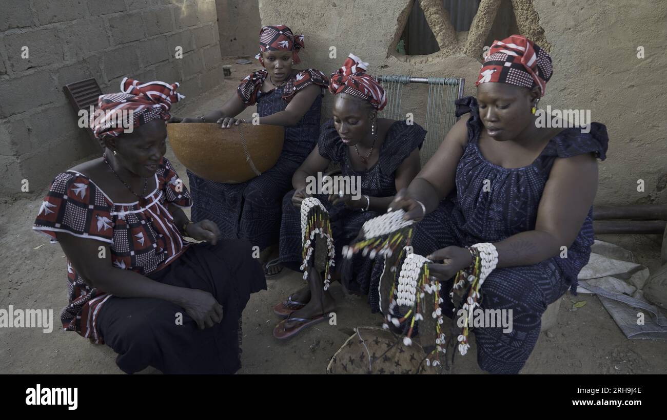 Foto della bella donna africana nei suoi abiti tradizionali. Primo piano di una donna africana nella tribù. Femmine di un villaggio tribale in Africa Foto Stock