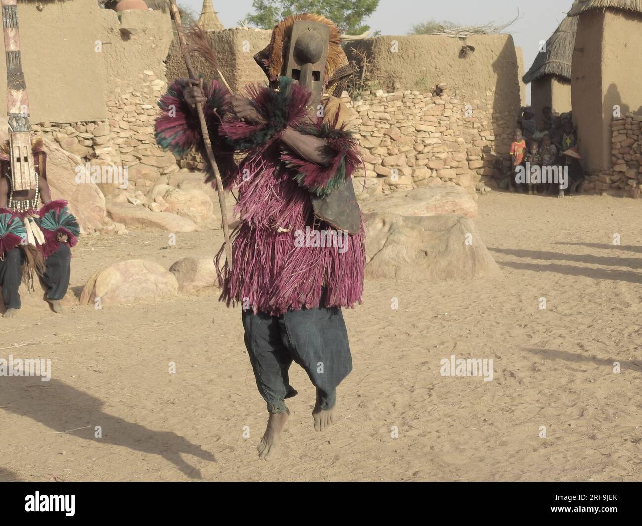 Danza tradizionale dei cani. Gli africani mascherati ballano una danza tradizionale in una tribù, Tirelli, Dogon Country, Mali. danza con maschera Foto Stock