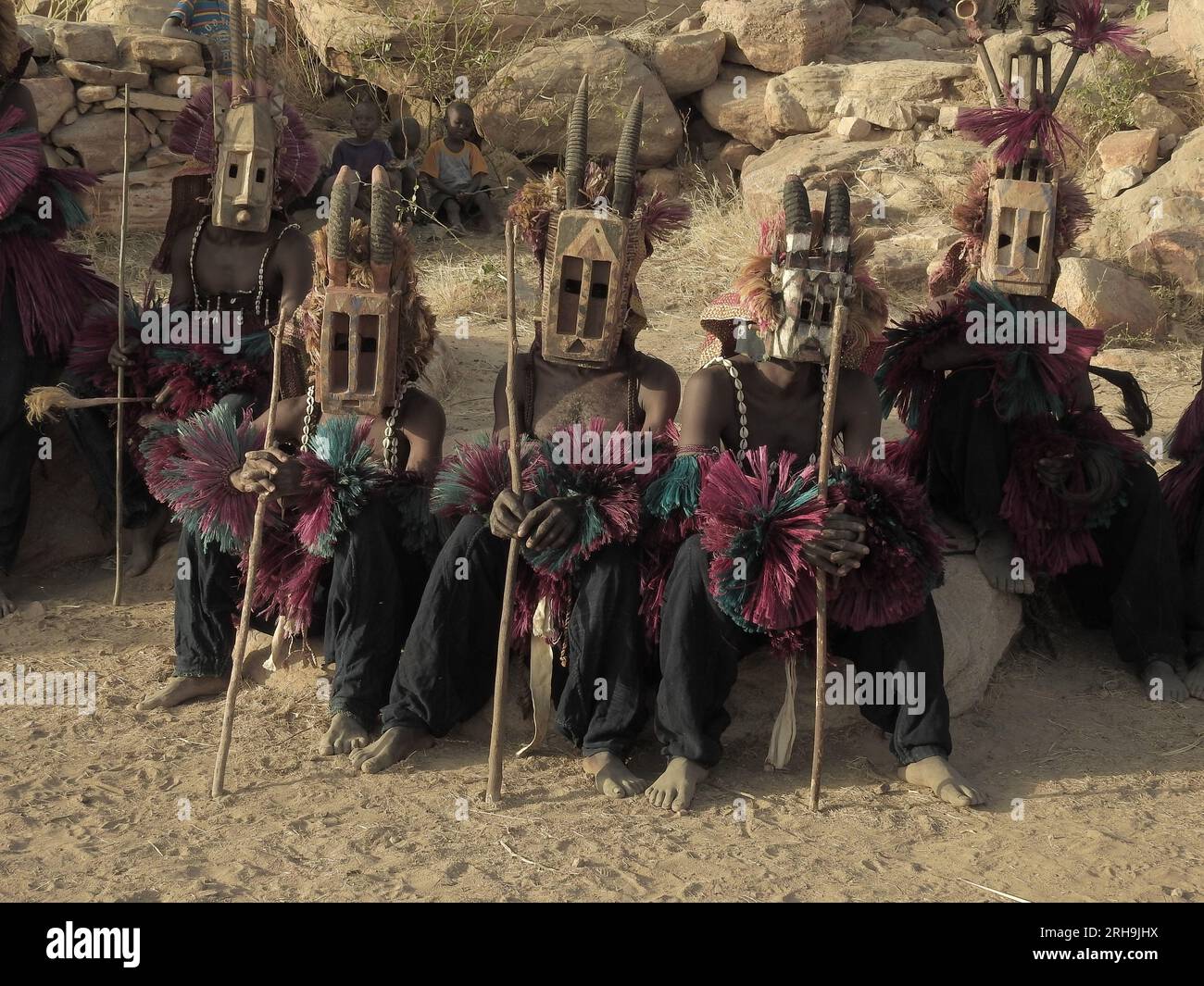 Danza tradizionale dei cani. Gli africani mascherati ballano una danza tradizionale in una tribù, Tirelli, Dogon Country, Mali. danza con maschera Foto Stock