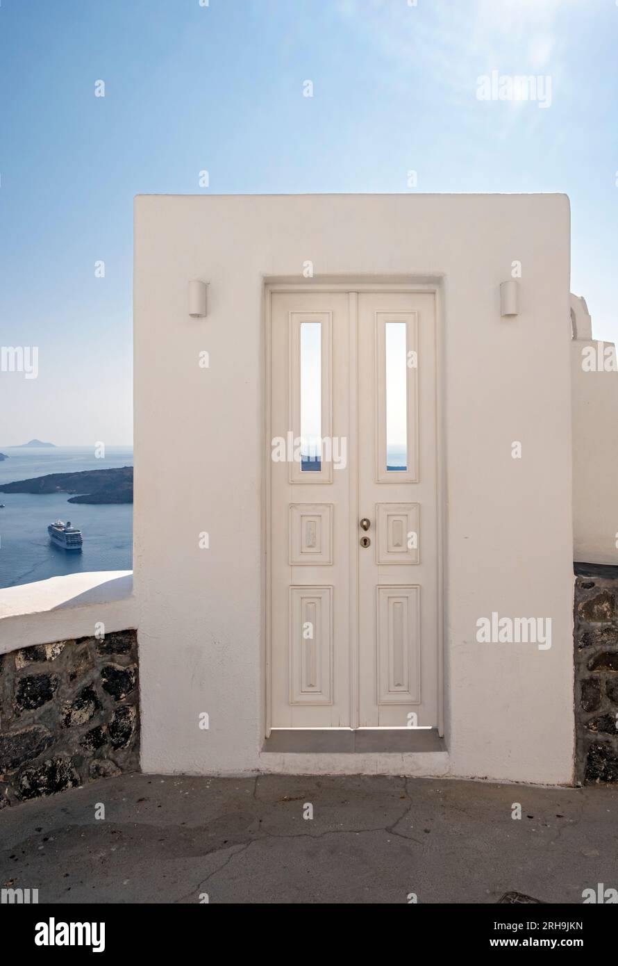 White Door e vista della nave da crociera Sea wirth, Fira, Santorini, Grecia Foto Stock