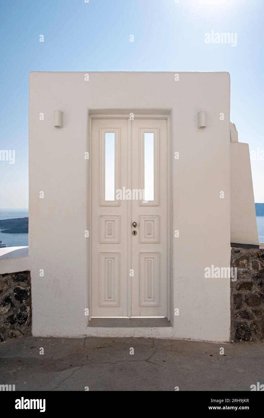 White Door and Sea View, Fira, Santorini, Grecia Foto Stock