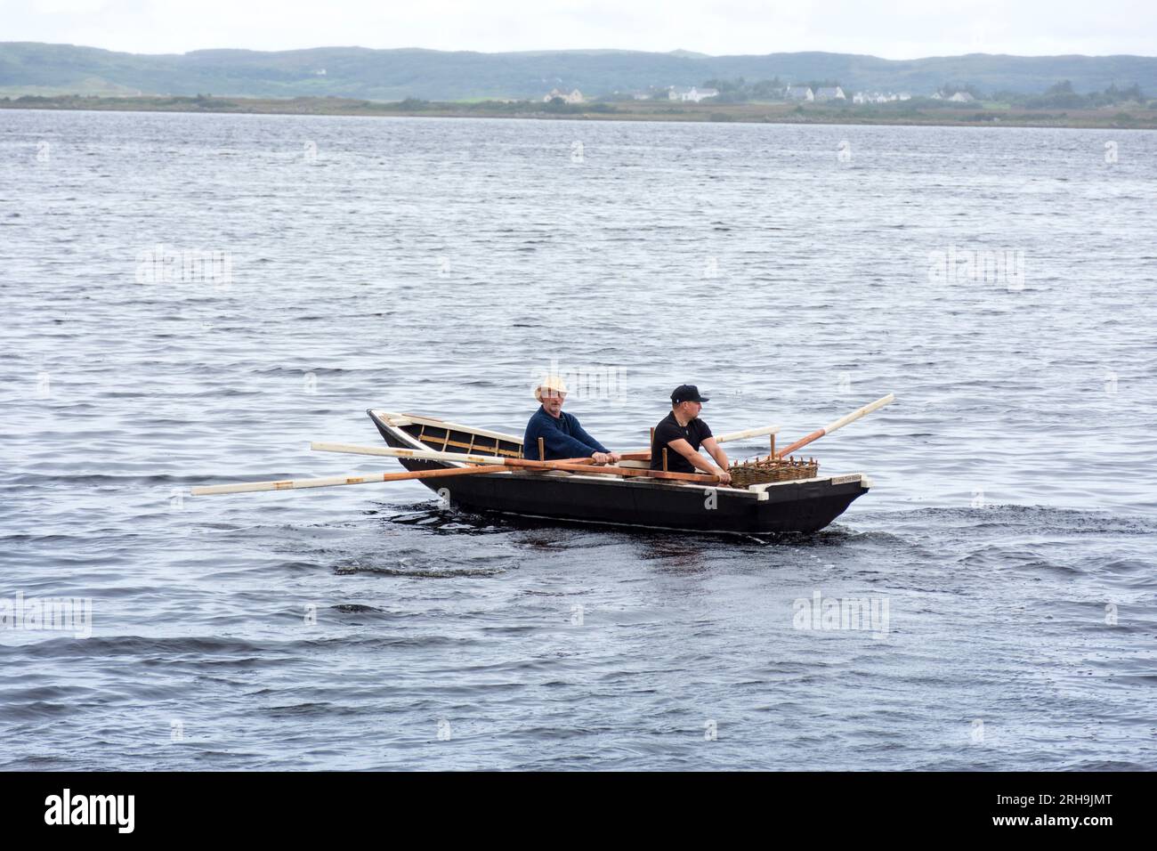 A remi sulla tradizionale barca di ribes costruita a mano, Ardara, contea di Donegal, Irlanda Foto Stock