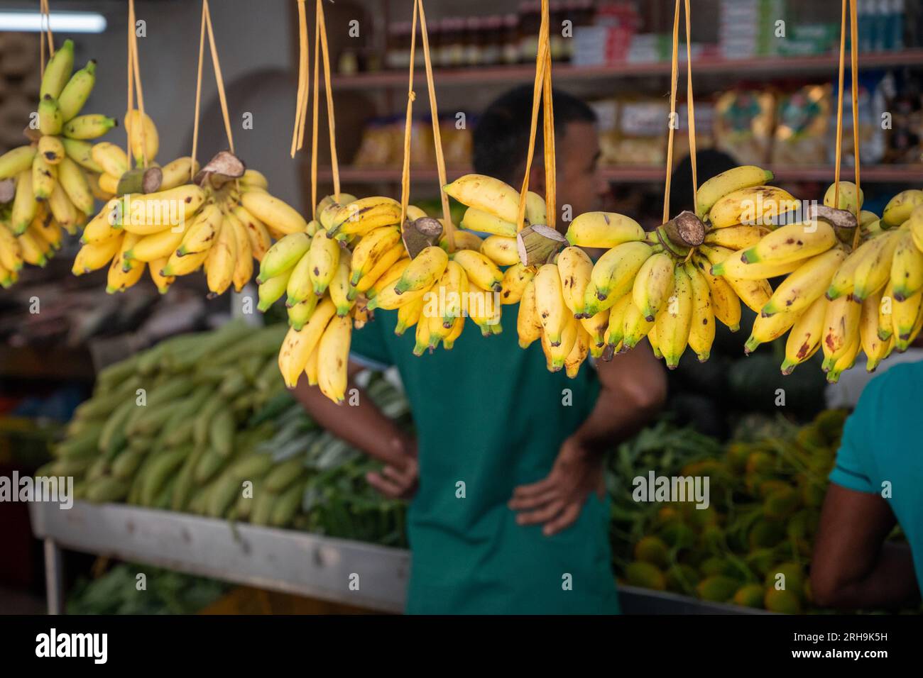 Commercianti al mercato di strada di Kuala Lumpur che vendono banane Foto Stock