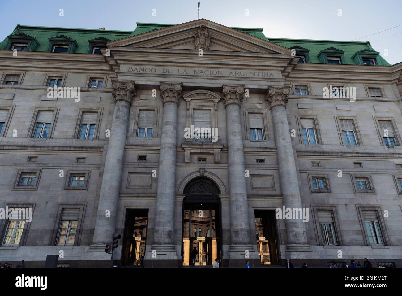 Buenos Aires, Argentina. 14 agosto 2023. Il giorno dopo le elezioni il dollaro ufficiale scambiò 355 dollari per l'acquisto e 365 dollari per la vendita. Il dollaro libero scambiato a 665 dollari per l'acquisto e 685 dollari per la vendita. A Buenos Aires, Argentina, il 14 agosto 2023. L'aumento del dollaro ufficiale è pari al 21,67% rispetto al valore registrato durante l'apertura. L'aumento del dollaro libero è pari al 13,22% rispetto al valore registrato durante la sessione di apertura. Nella foto: Banca della Nazione Argentina. (Foto di Esteban Osorio/Sipa USA) credito: SIPA USA/Alamy Live News Foto Stock