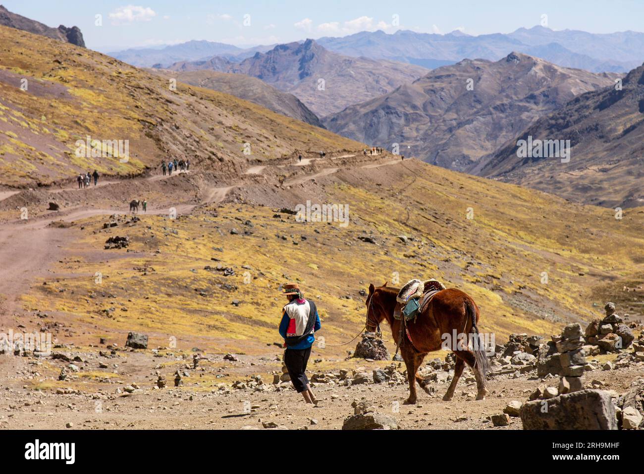 Uomo peruviano e cavallo a Vinicunca (Raimbow Mountains, Cusco, Perù Foto Stock