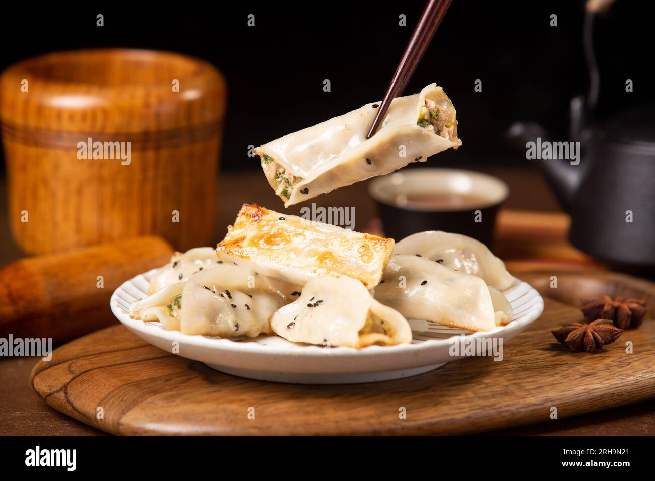 Gnocchi fritti Gyoza su un piatto su fondo grigio di cemento, vista dall'alto Foto Stock